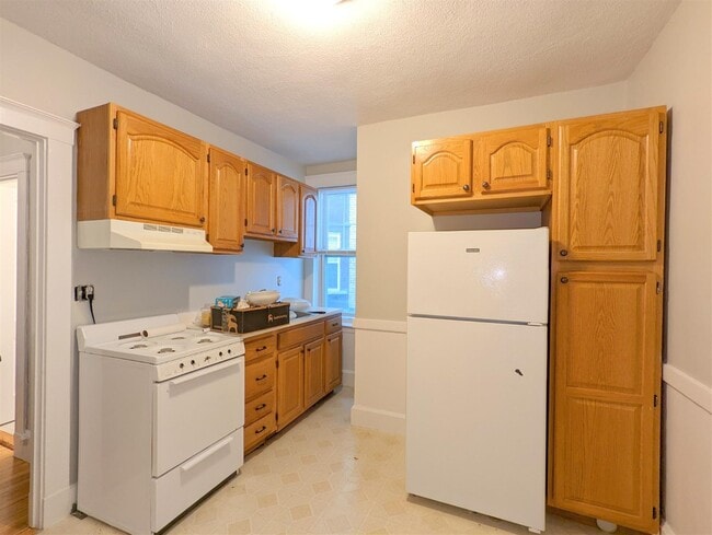 Building Photo - 154 Summer St Unit 1