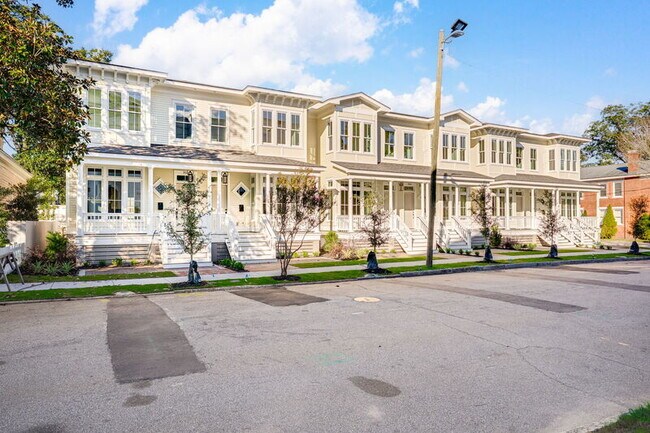 Photo - 302 W 38th St