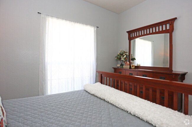 1BR, 1BA - 700 SF