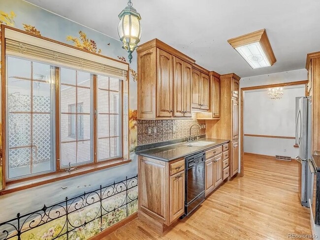 Photo - 1900 Zang St