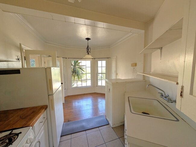 Photo - Spacious one-bedroom apartment with Harwoo... Unidad 8