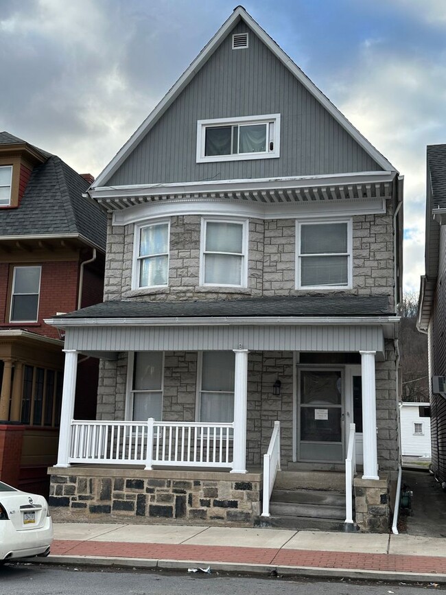 Building Photo - 1055 Logan Ave Unit 1 Rental