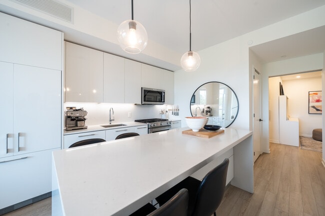 Building Photo - 2118 Bloor St W