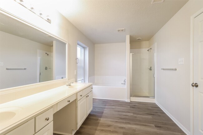 Photo - 16700 Foursquare Dr