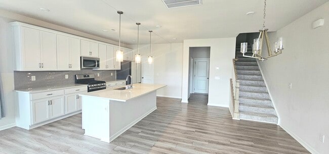 Living, dining and kitchen area - 904 Kinsey Aly