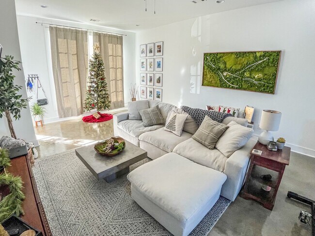 Photo - 4647 Broadwick St