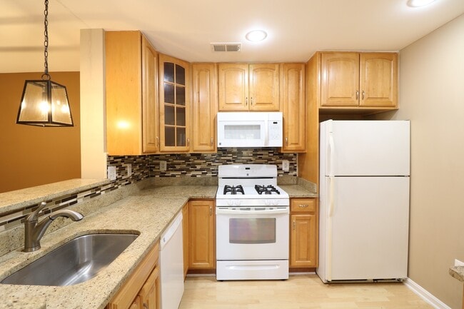 Photo - Spacious 2BD/2BA Condo with Balcony in Fou...