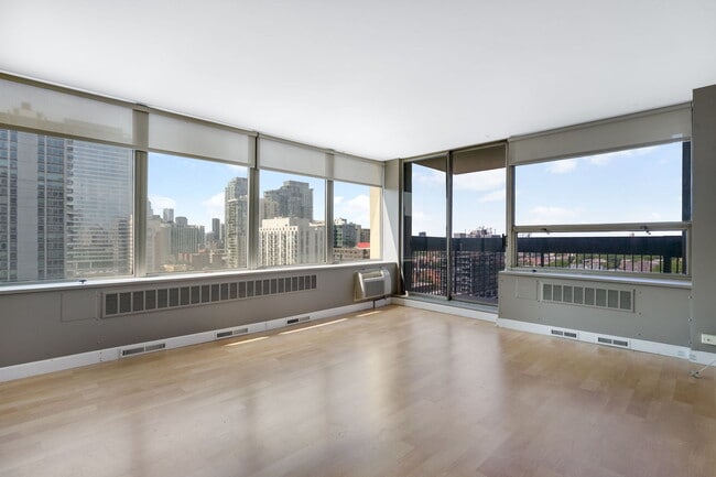 Photo - 1355 N Sandburg Terrace Unidad 1601D