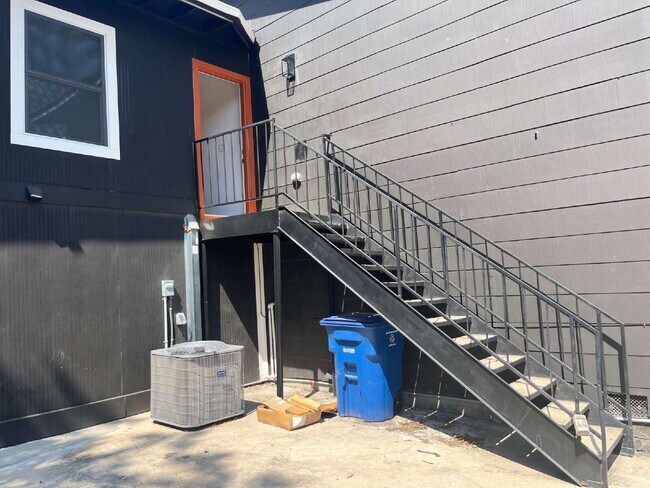 Building Photo - Two Bed/One Bath with Laundry Hook Ups Unit #201 Rental