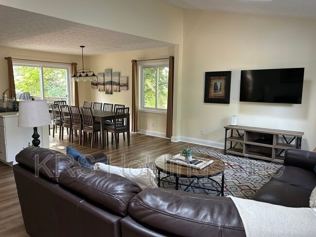 Photo - 2030 Hawksbill Rd