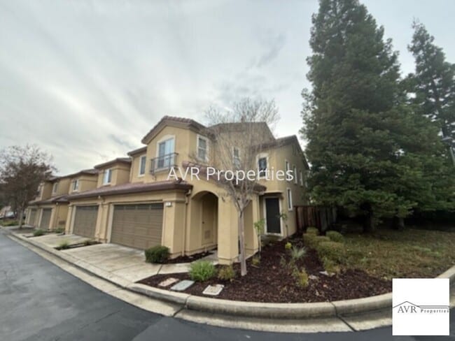 Building Photo - Gorgeous well situated end unit home in San Ramon