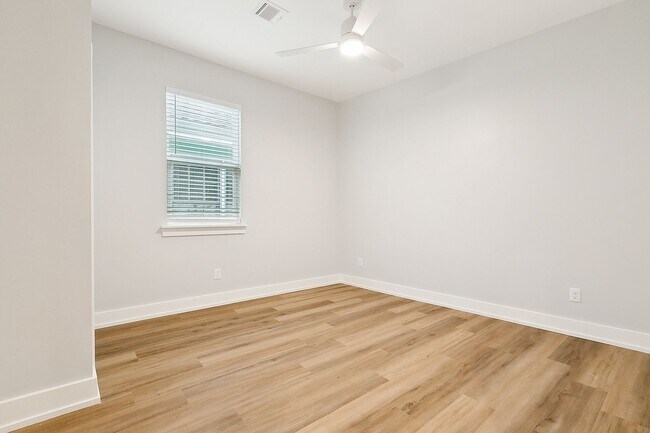 Photo - Spacious 3 Bedroom, 2 Bath Apartment with ... Unit 1A