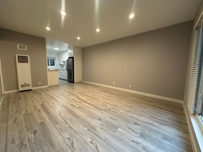 Building Photo - 7555 De Longpre Ave