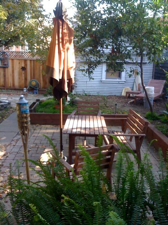 Building Photo - 1534 Benton St Unit B