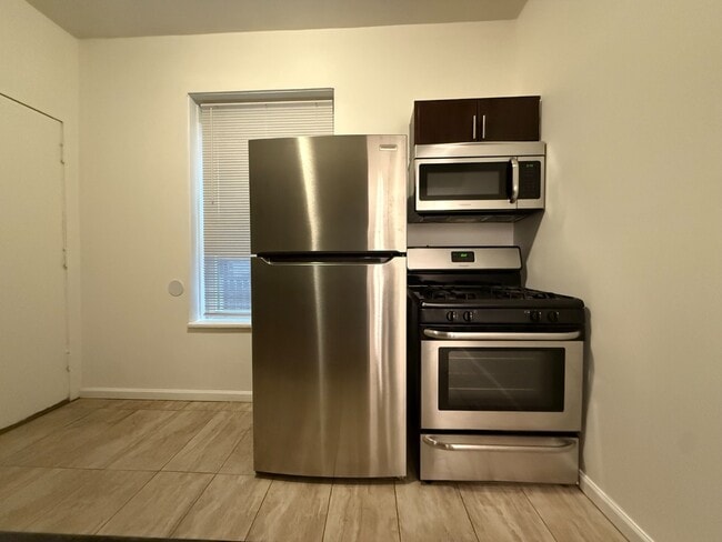 Rogers Park 2 Bed 1 Bath/ Dog Friendly / First Floor Unit