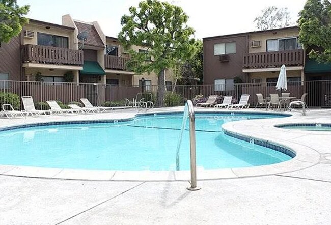 Photo - 17900 Sherman Way Unidad 504A