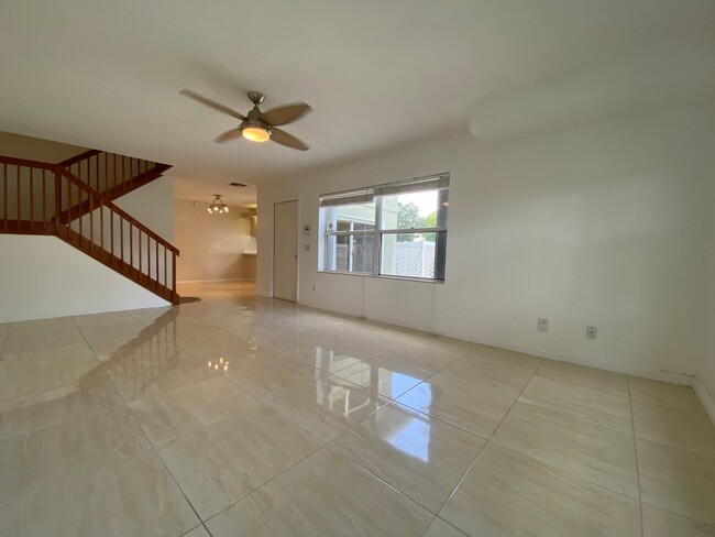 Step into this beautiful, spacious and wel... - Step into this beautiful, spacious and wel... House