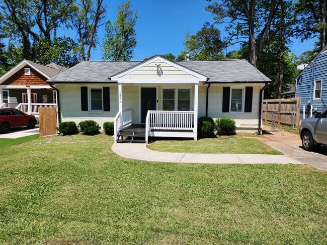 Front yard/Porch - 1377 Avon Ave SW House
