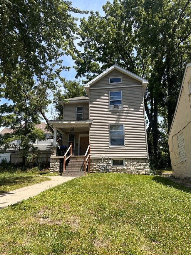 Building Photo - 710 E 6th St