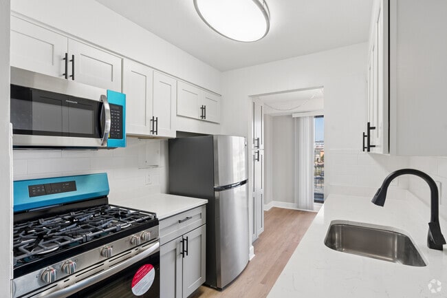 2BR, 1BA - 900SF - Kitchen