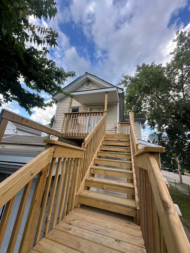 Building Photo - Cute Upper Level Duplex Apartment Centrall...