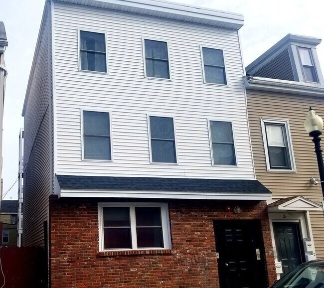 Building Photo - 7 Havre St Unit #2 Rental