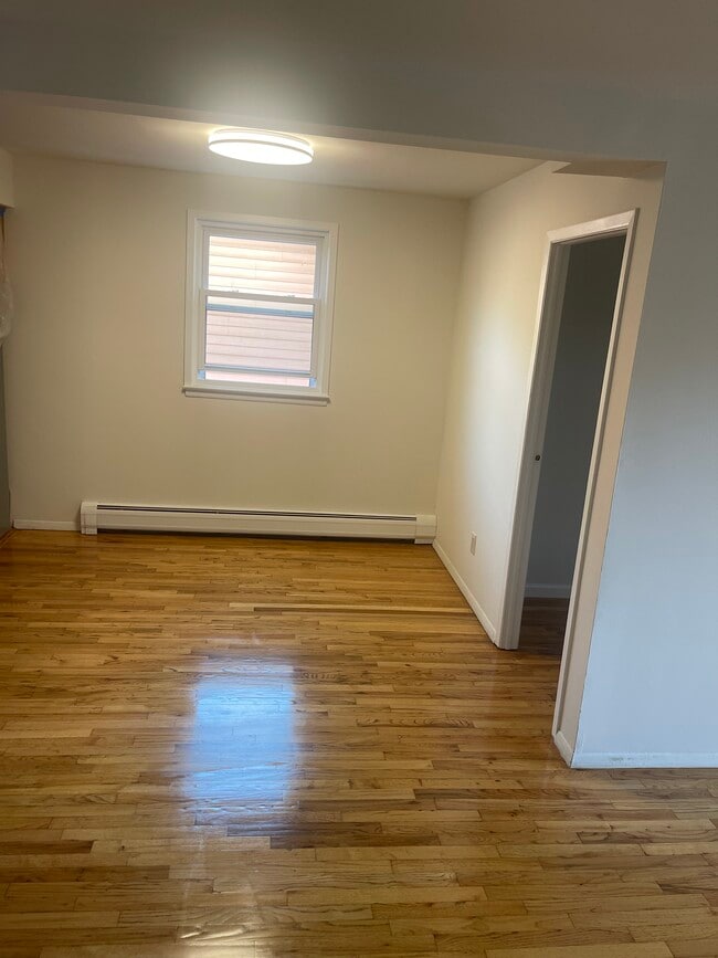 Photo - 14911 Roosevelt Ave Unit 2 Floor