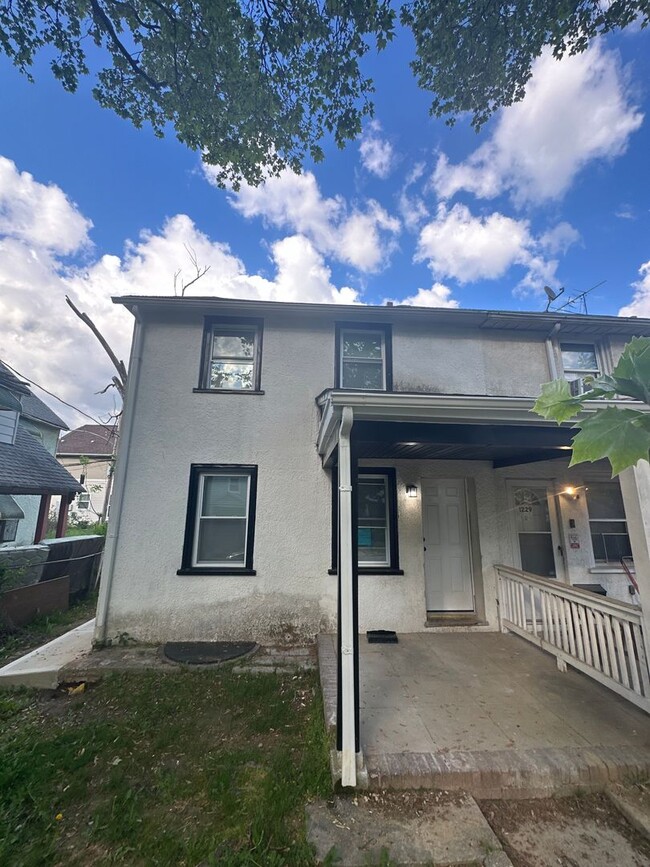Beautiful renovated 3 bedroom townhome - Beautiful renovated 3 bedroom townhome