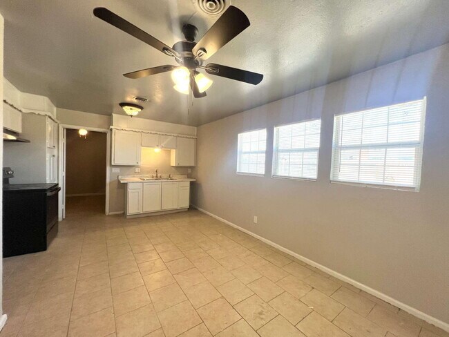 Photo - 1711 E 1st St