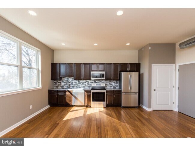 Building Photo - 2418 Frankford Ave Unit 7 Rental