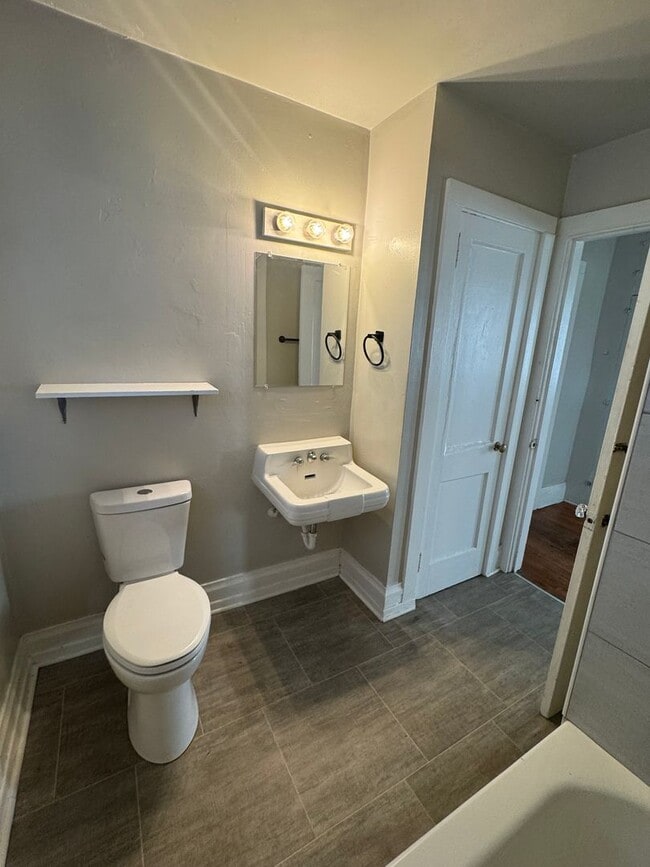 Building Photo - Adorable home in the heart of the medical district!