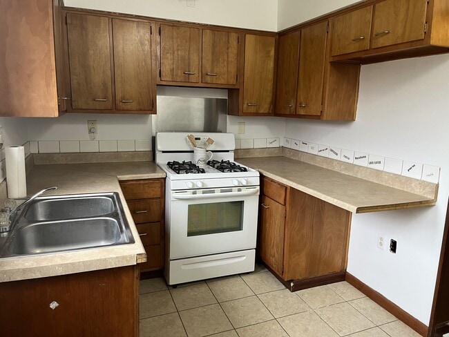 Photo - 635 E 24th St