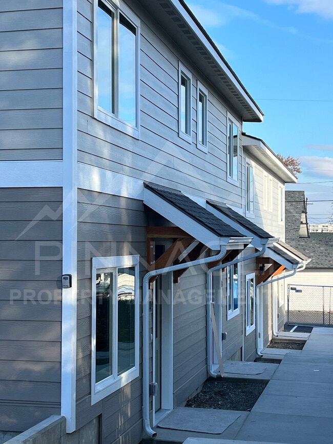 Building Photo - 15 Chicago Ave Unit A