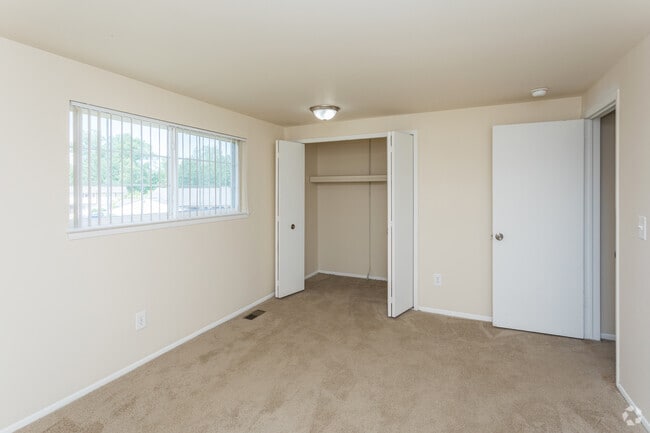 2BR, 1BA - 845 SF