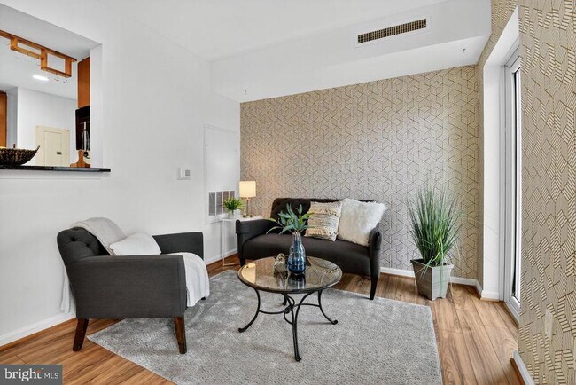 Building Photo - 930 Wayne Ave Unit 1004