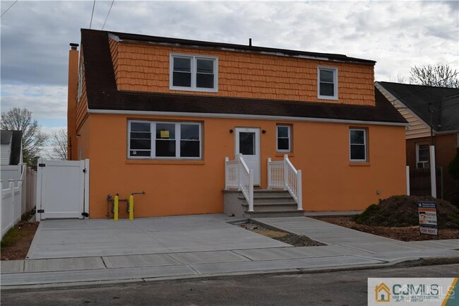 Building Photo - 90 Holly St Unit 2 Rental