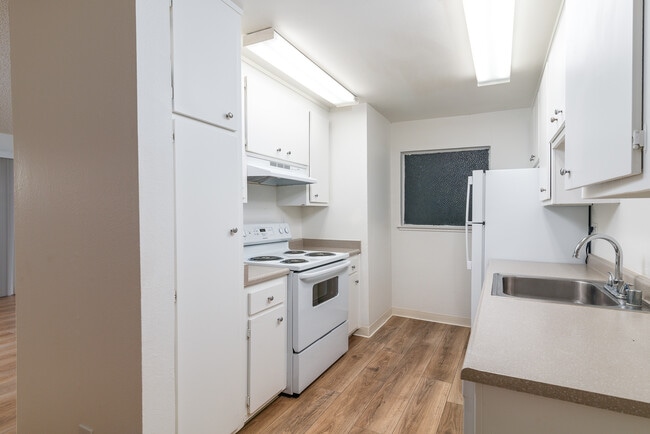 Building Photo - 521 Alameda del Prado Unit 127A