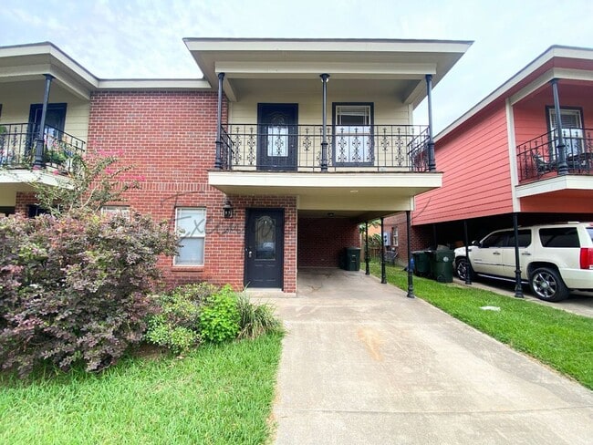 Building Photo - 2-Bed, 2.5-Bath Townhouse – Walk to McNeese State University! Unit 337 East Sale Road