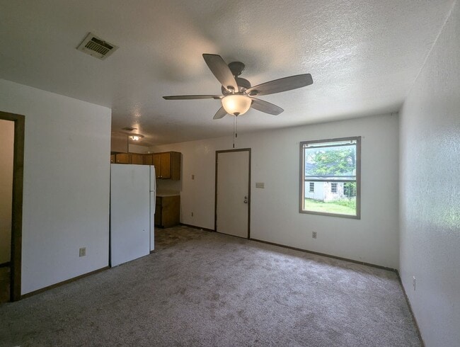 Building Photo - 2 Bed/1 Bath Apartment in Melbourne Unit 4