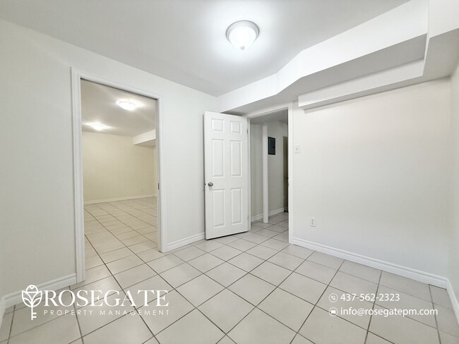 Photo - All-Inclusive 2-Bedroom + Den Basement Apartment – Scarborough Unité 2