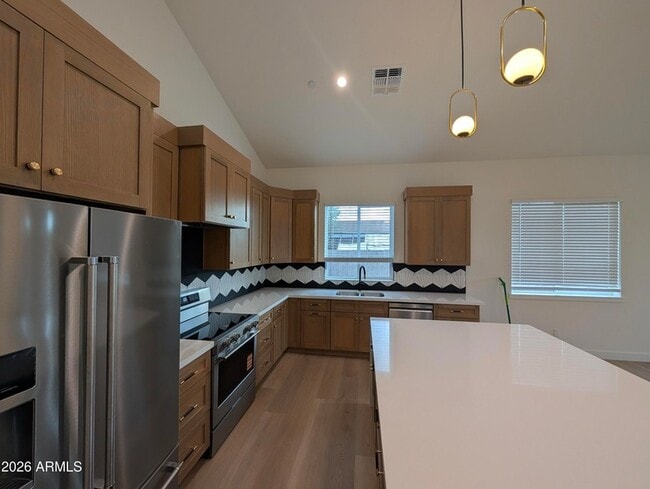 Photo - 826 W 12th St