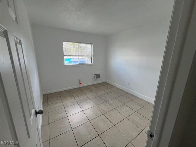 Building Photo - 2452 Stella St Unit 201 Rental
