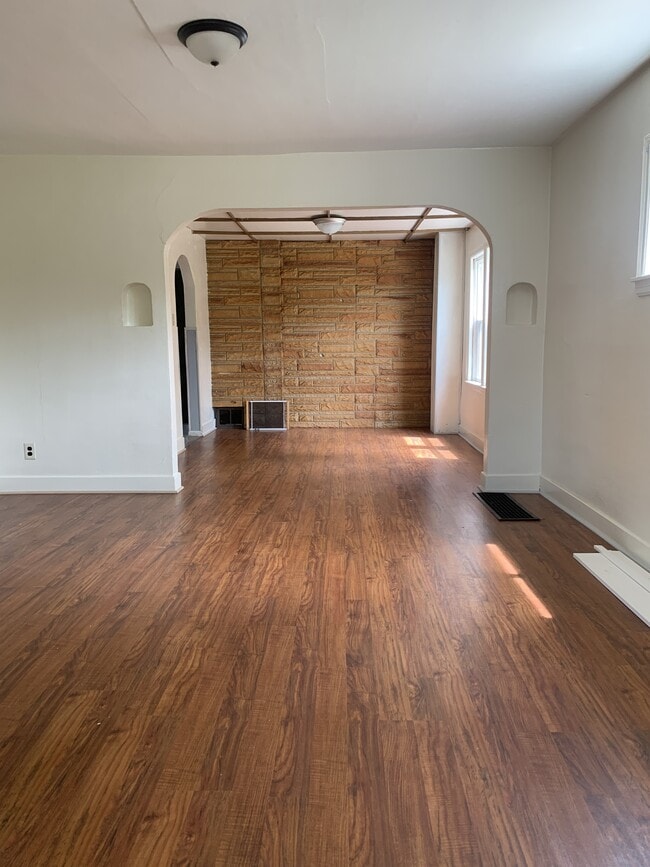 Building Photo - 1220 13th Ave E Unit 1