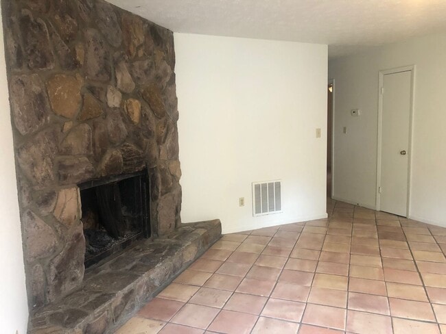 Photo - 2 Bedroom Duplex in Boulevard with a Yard