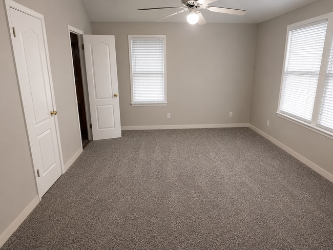 Building Photo - Adorable 2-Bedroom Gem: Fresh Floors & New Appliances!