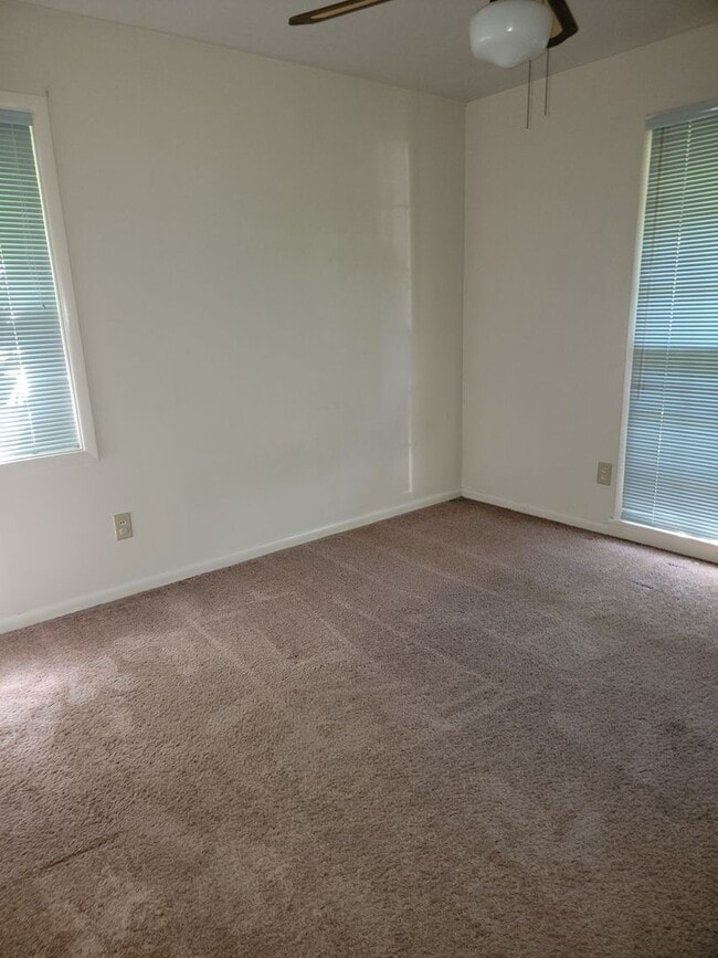 Building Photo - $500 Off 1st Month Special Rental