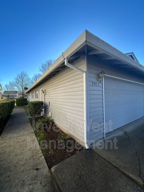 Photo - 3911 Plomondon St