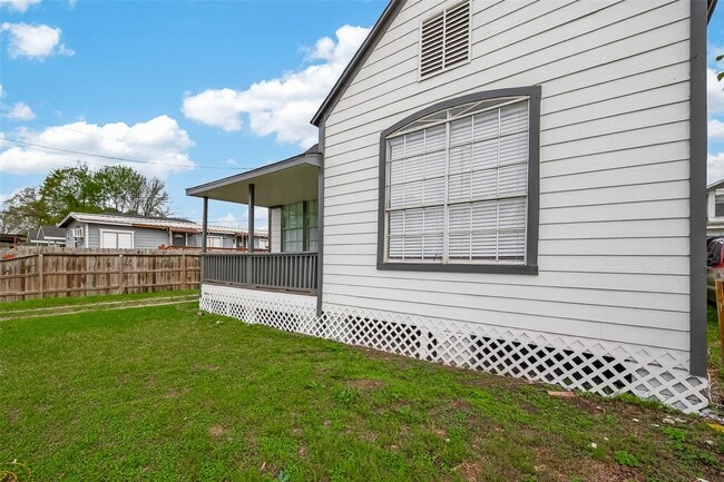 Photo - 7927 Brays St