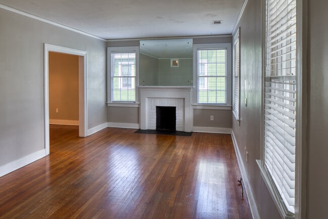 Photo - 116 W 52nd St