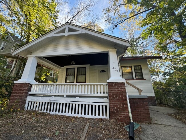Building Photo - 5 Bedroom Rental in Moline